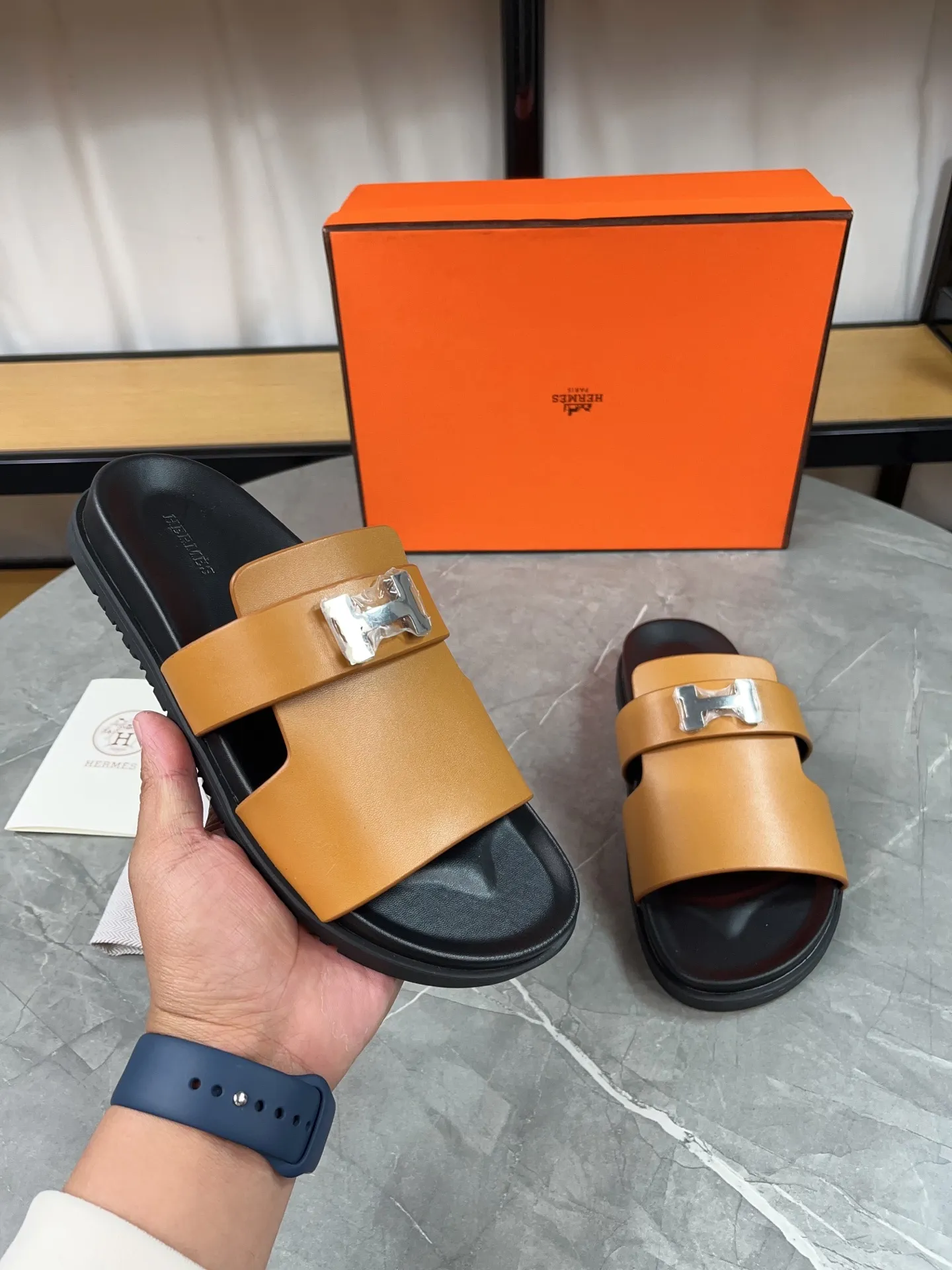 p440🐮🐮H family classic (couples) buckle slippers ✅ Hermes Hermes spring and summer sandals series! Classic style, always popular slippers - sandals, great with any combination! ! ! Upper: imported palmprint PU inner lining: imported mixed sheepskin Outsole: Tpu non-slip and wear-resistant outsole Female size: 35-40 (41 customized) Male size: 39-45 (39.45 customized)